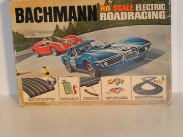 HO SCALE SET WITH HOWETT & CHAPARRAL 2F