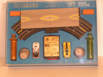 PLASTIC ENCLOSED HO SCALE SET