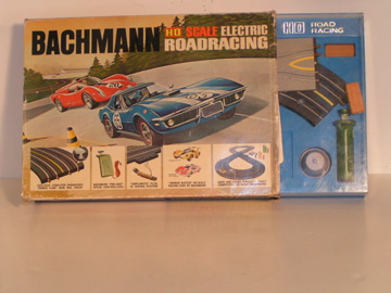 HO SCALE SET SHOWING HOW THE COVER SLIDES AROUND THE PLASTIC ENCLOSED SET.