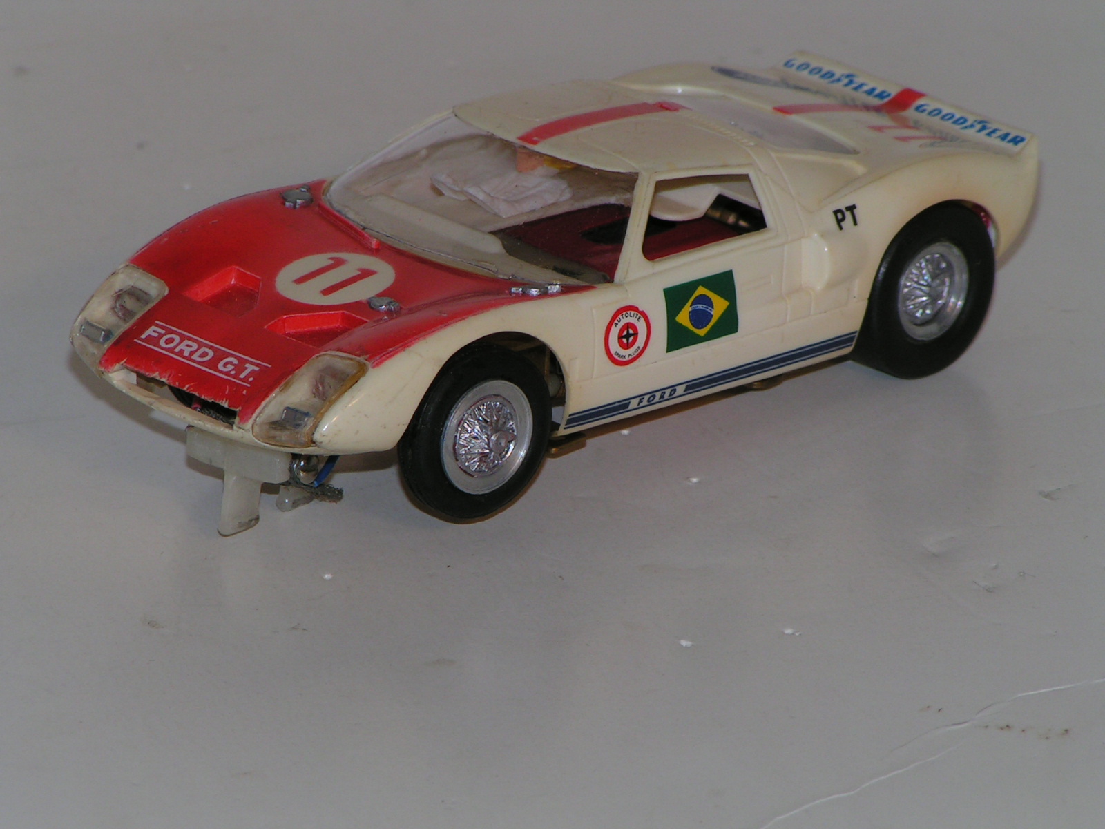 1/32ND SCALE FORD GT 40 WITH 1ST SERIES BODY.