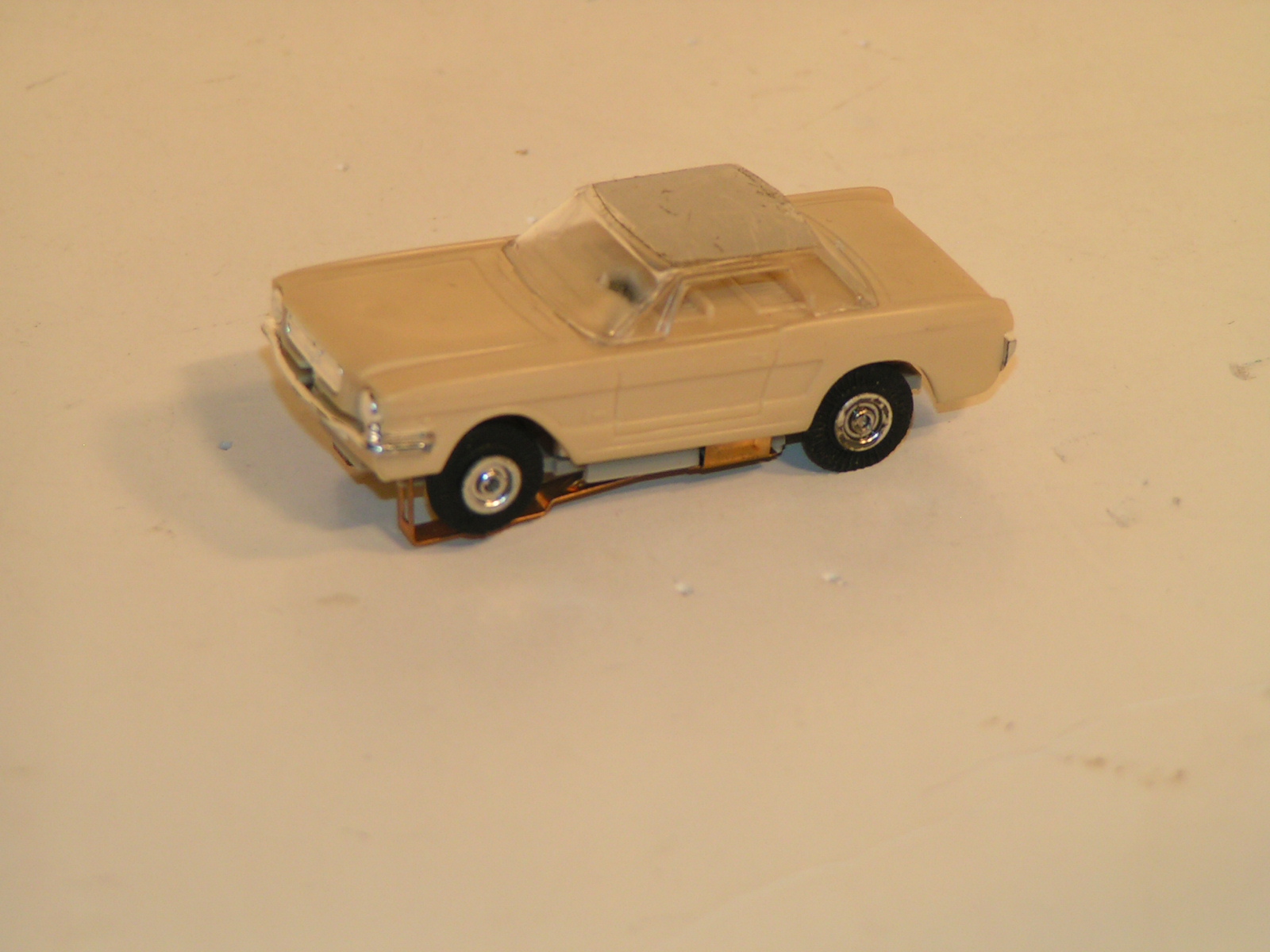 HO SCALE FORD MUSTANG.THE ROOF HAS SILVER METAL SHEET ON TOP. NOT PAINTED TOP.