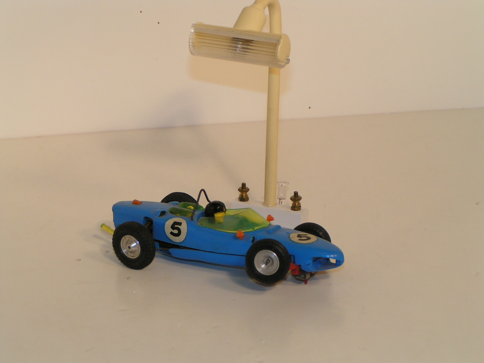 1/32ND SCALE FERRARI 156 UNDER A STREET LAMP
