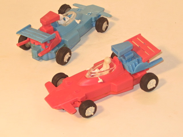 THE 2 F1 CARS 1/32ND SCALE.  RARE