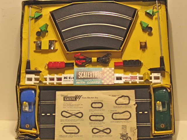 CONTENTS OF THE SET WITH CARS HAVING ELECTRIC HEADLIGHTS. 