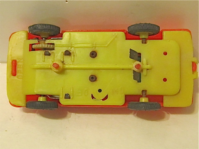 THE CONTACTS ARE IN THE REAR OF THE CHASSIS ! THE MOTOR IS IN THE FRONT. THERE ARE 2 PIN GUIDES 