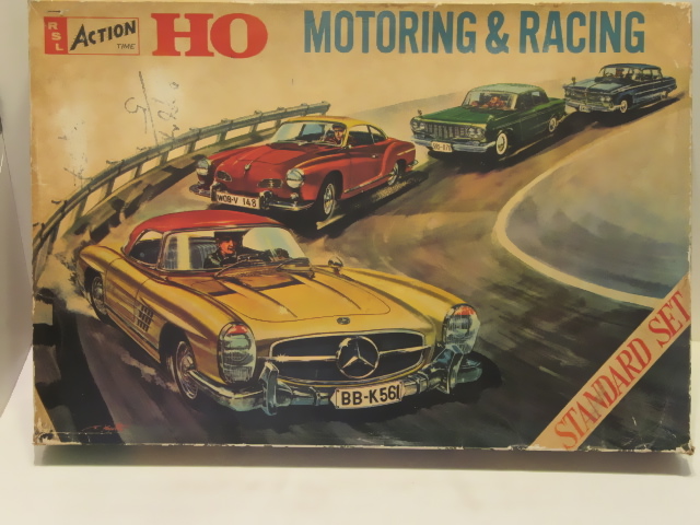 HO SCALE SET WITH A FERRARI 250 GTO & A CORVETTE STINGRAY. RARE  