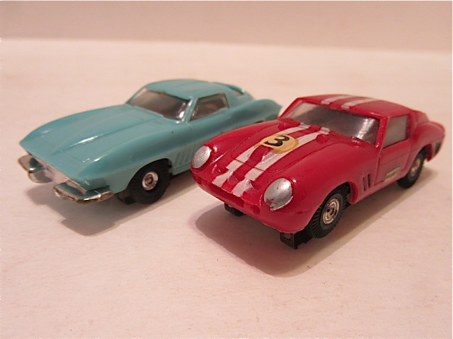 HO SCALE CORVETTE STINGRAY & FERRARI 250 GTO.