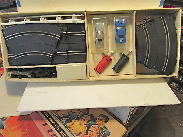 CONTENTS OF THE 1/32ND SCALE SET. o 