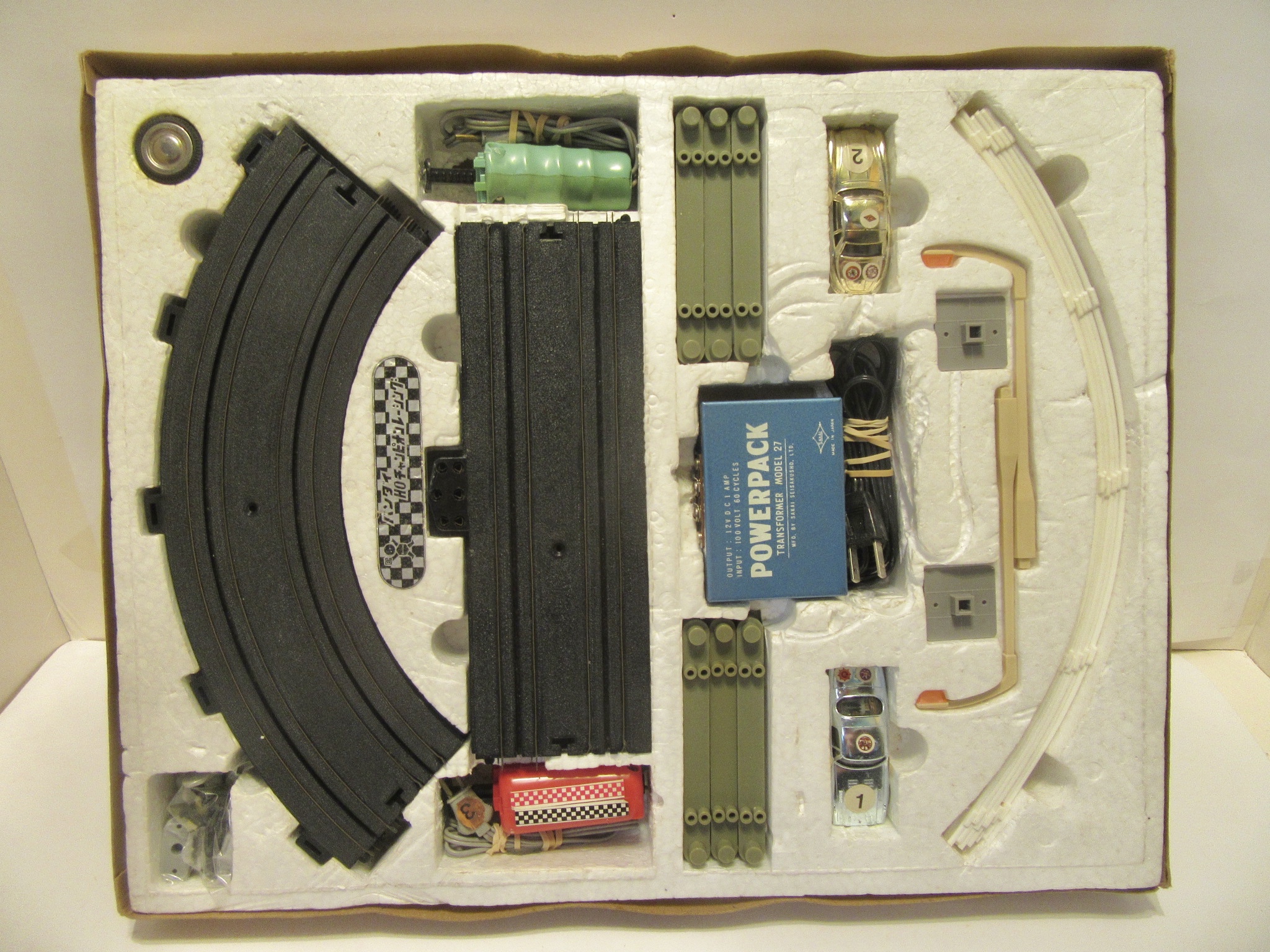 CONTENTS OF THE 2ND HO SCALE SET WITH FAKE STREET LIGHTS