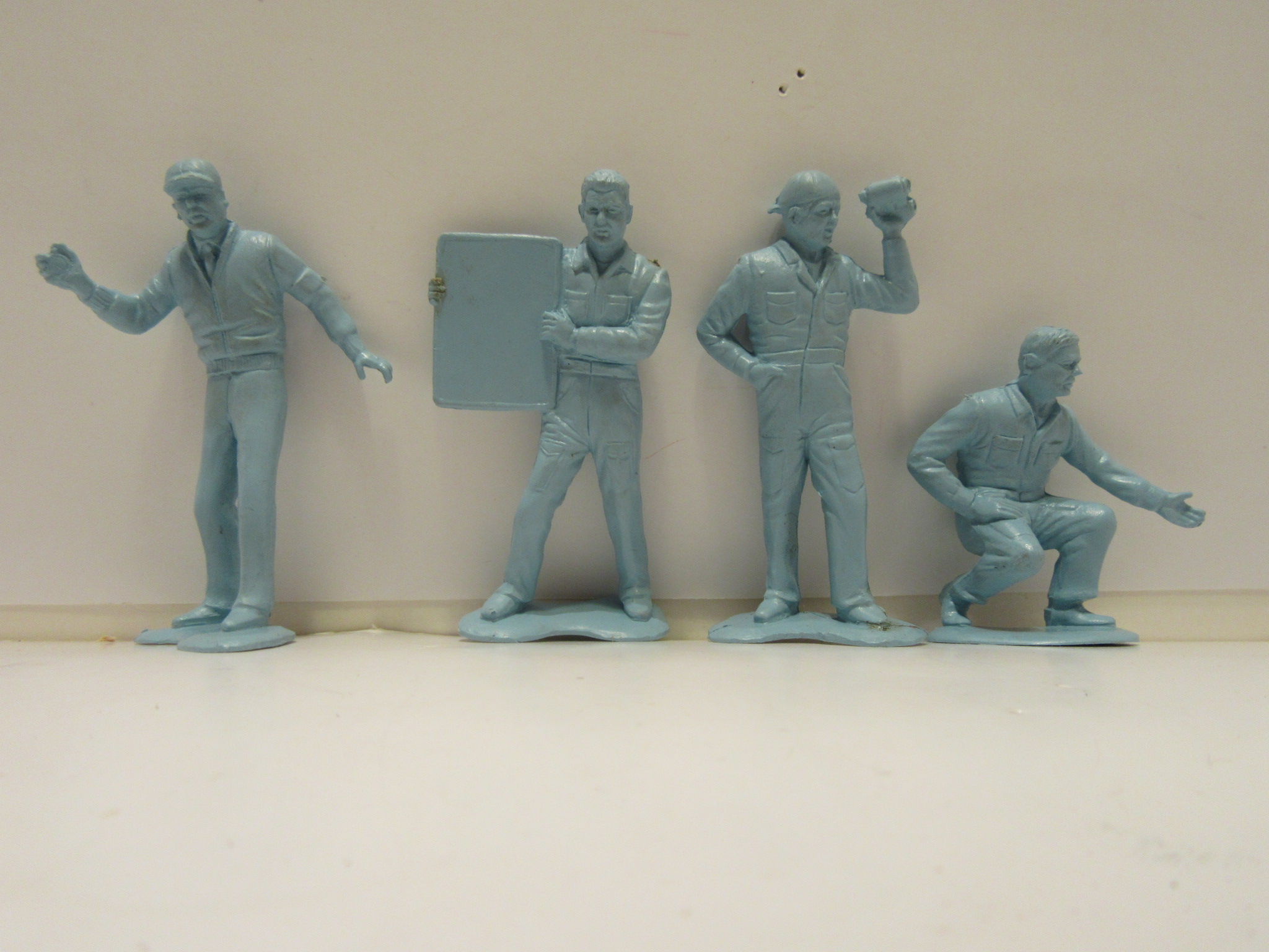 1/32ND SCALE UNUSUAL BLUE PITSTOP FIGURES 