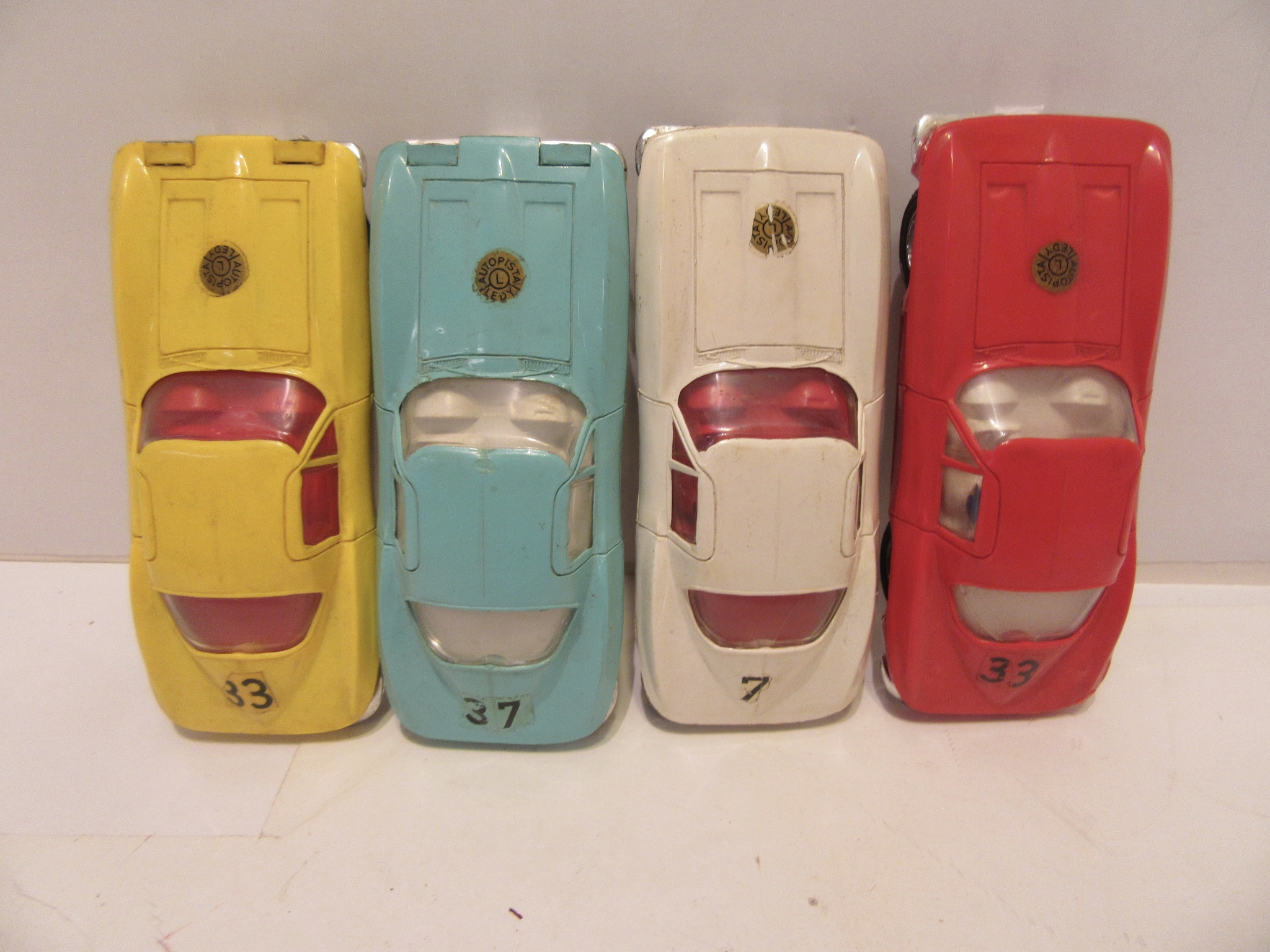 4 1/32ND SCALE CORVETTE STINGRAYS. ALL SIMILAR TO ELDON