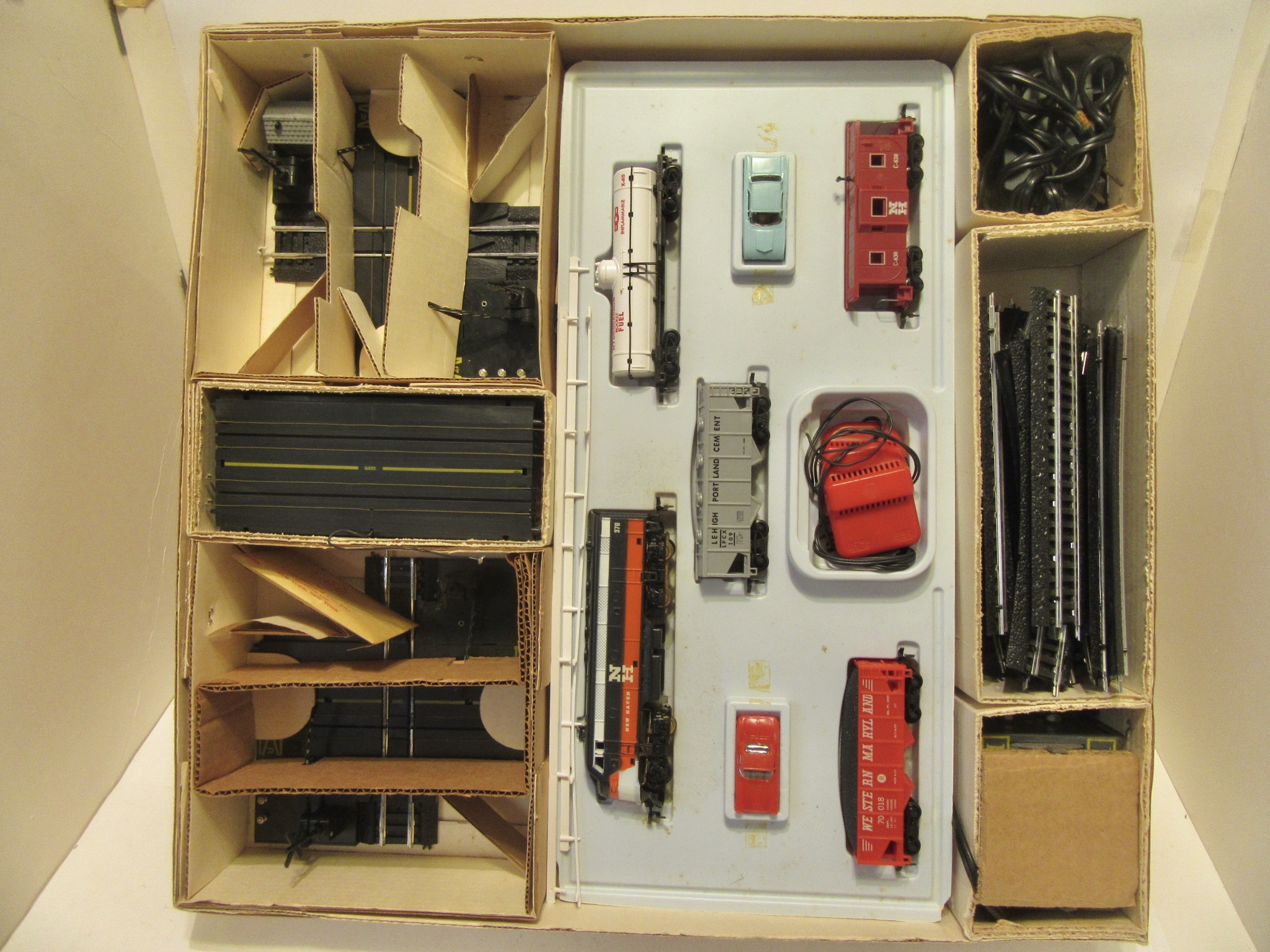 CONTENTS OF THE HO SCALE CAR & TRAIN SET