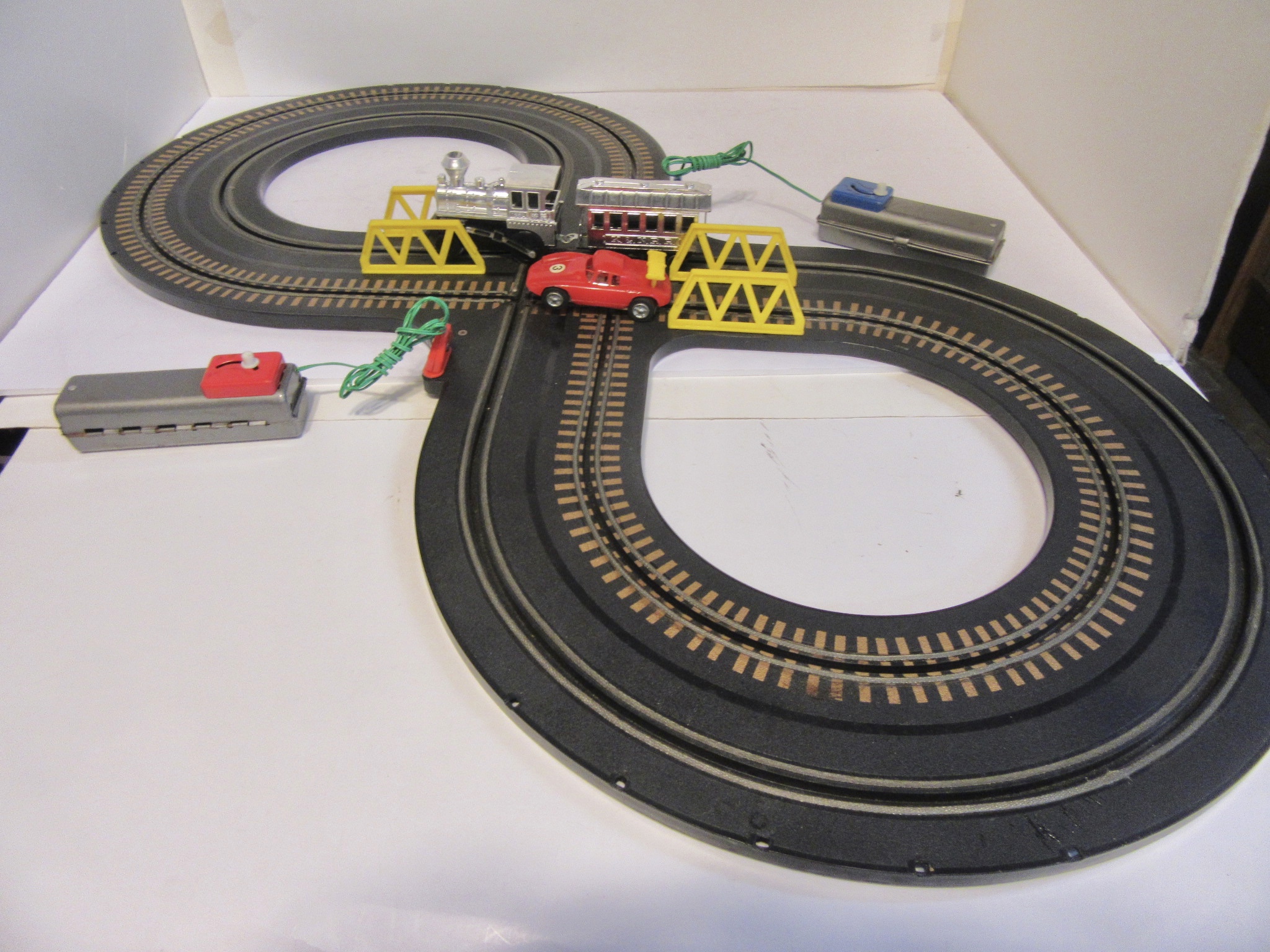 PORSCHE GT 904 & TRAIN SET ASSEMBLED. 