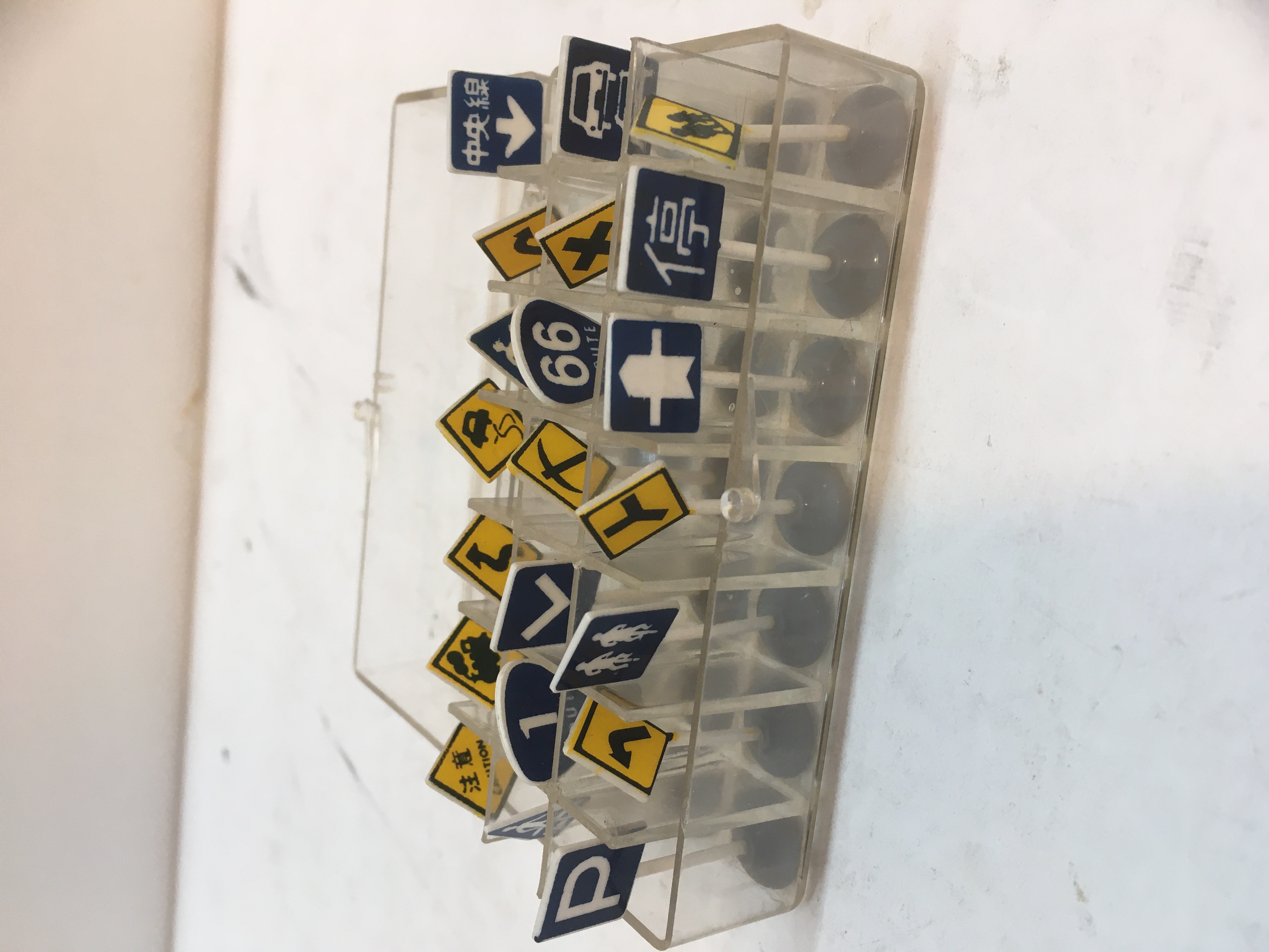 HO SCALE STREET SIGNS.