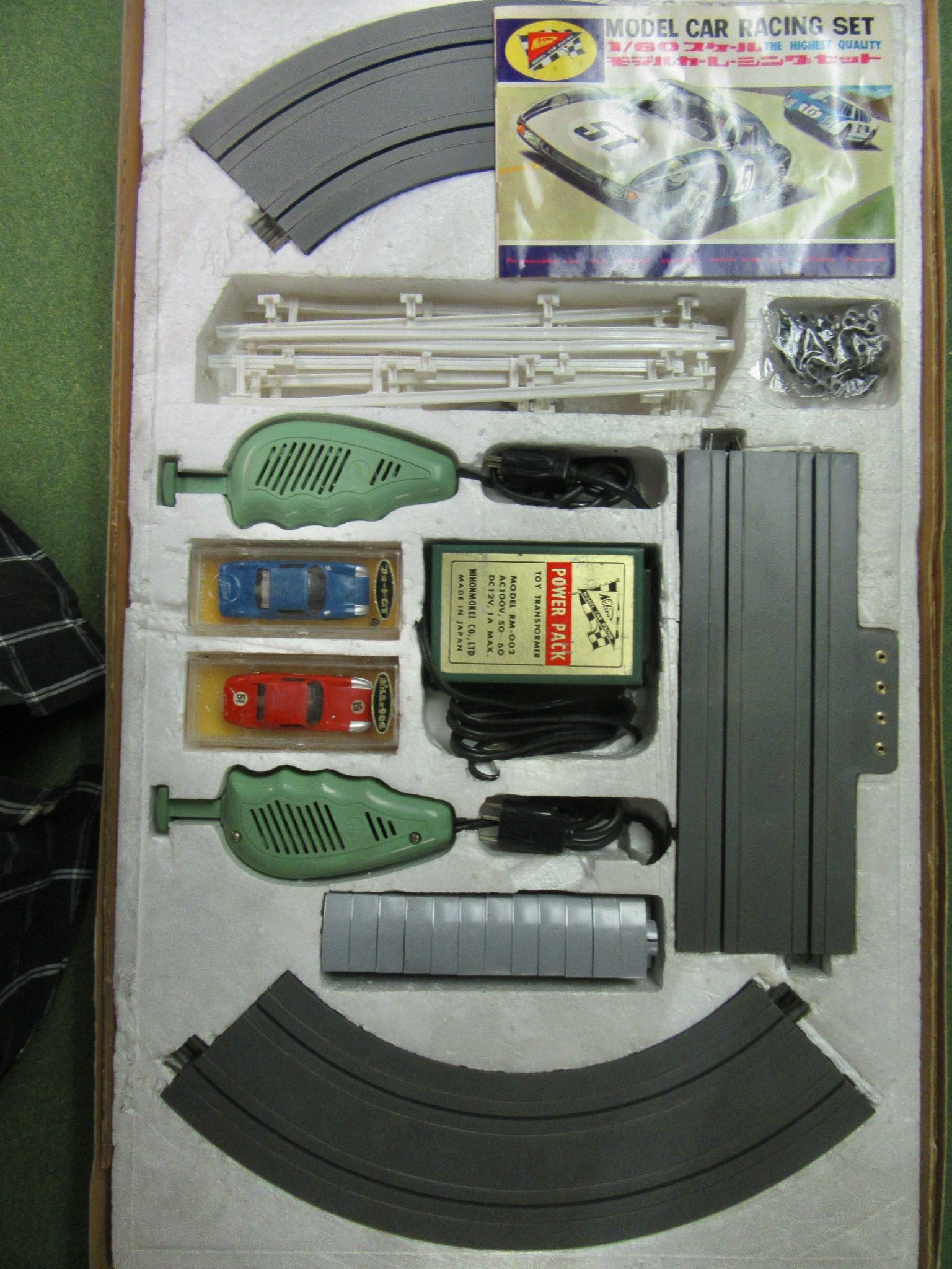  CONTENT OF THE 1/60TH SCALE SET WITH THE FORD GT 40 & THE PORSCHE 904. RARE 