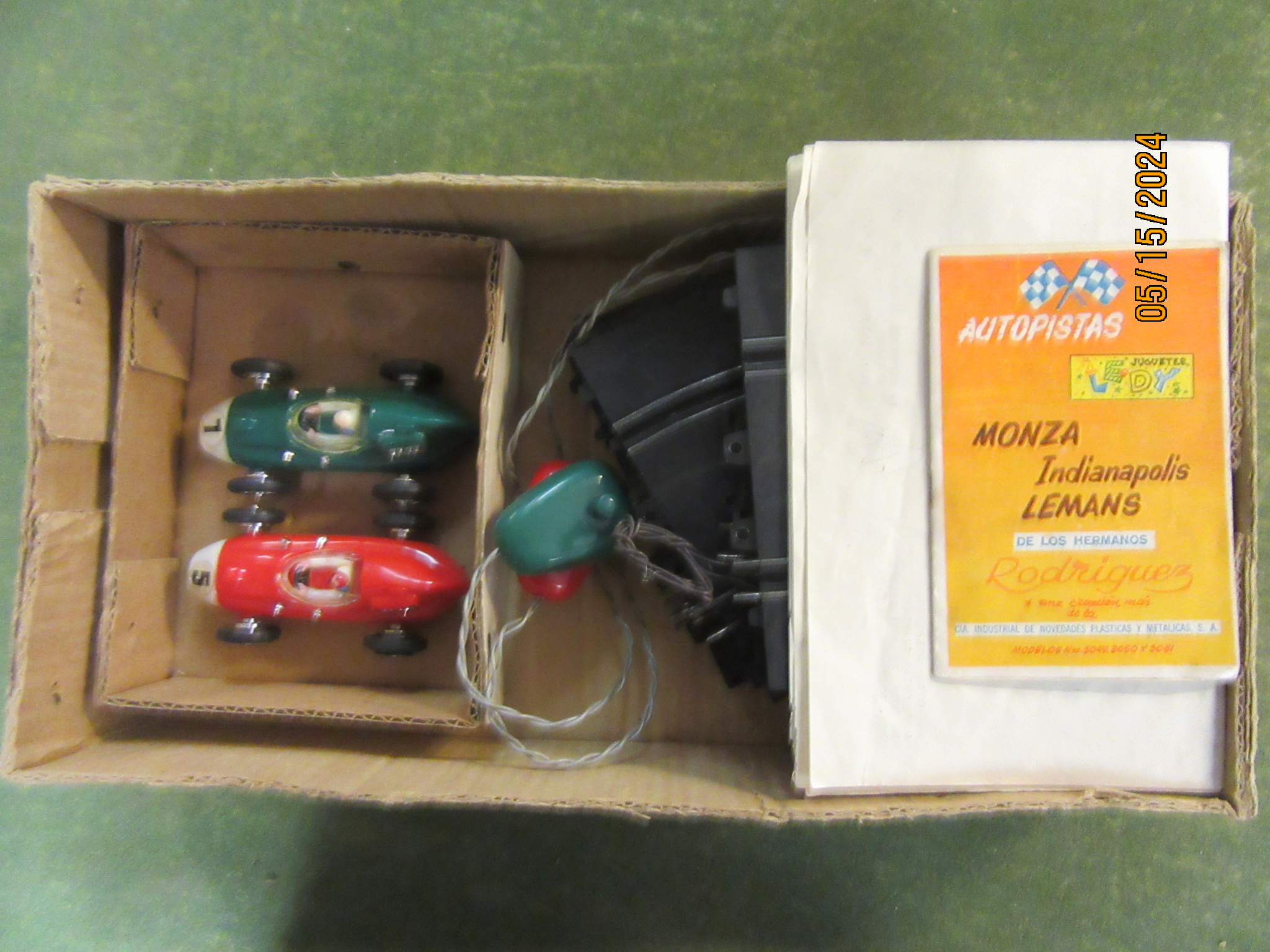 CONTENTS OF THE 1/32ND SCALE AUTOPISTA MONZA SET. RARE