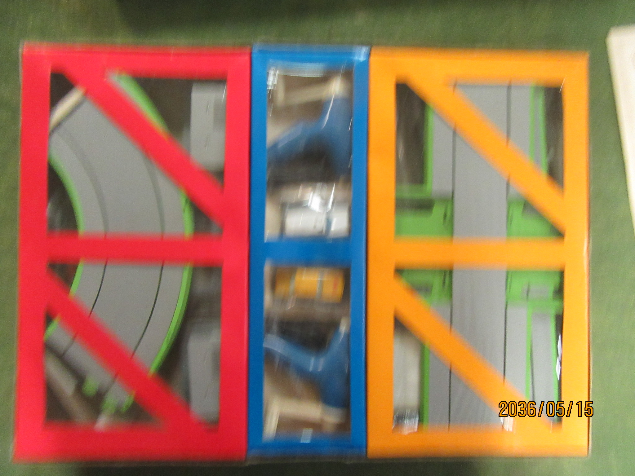 CONTENTS OF THE HO SCALE SET .POWERED BY HAND RANKING THE CONTROLLERS