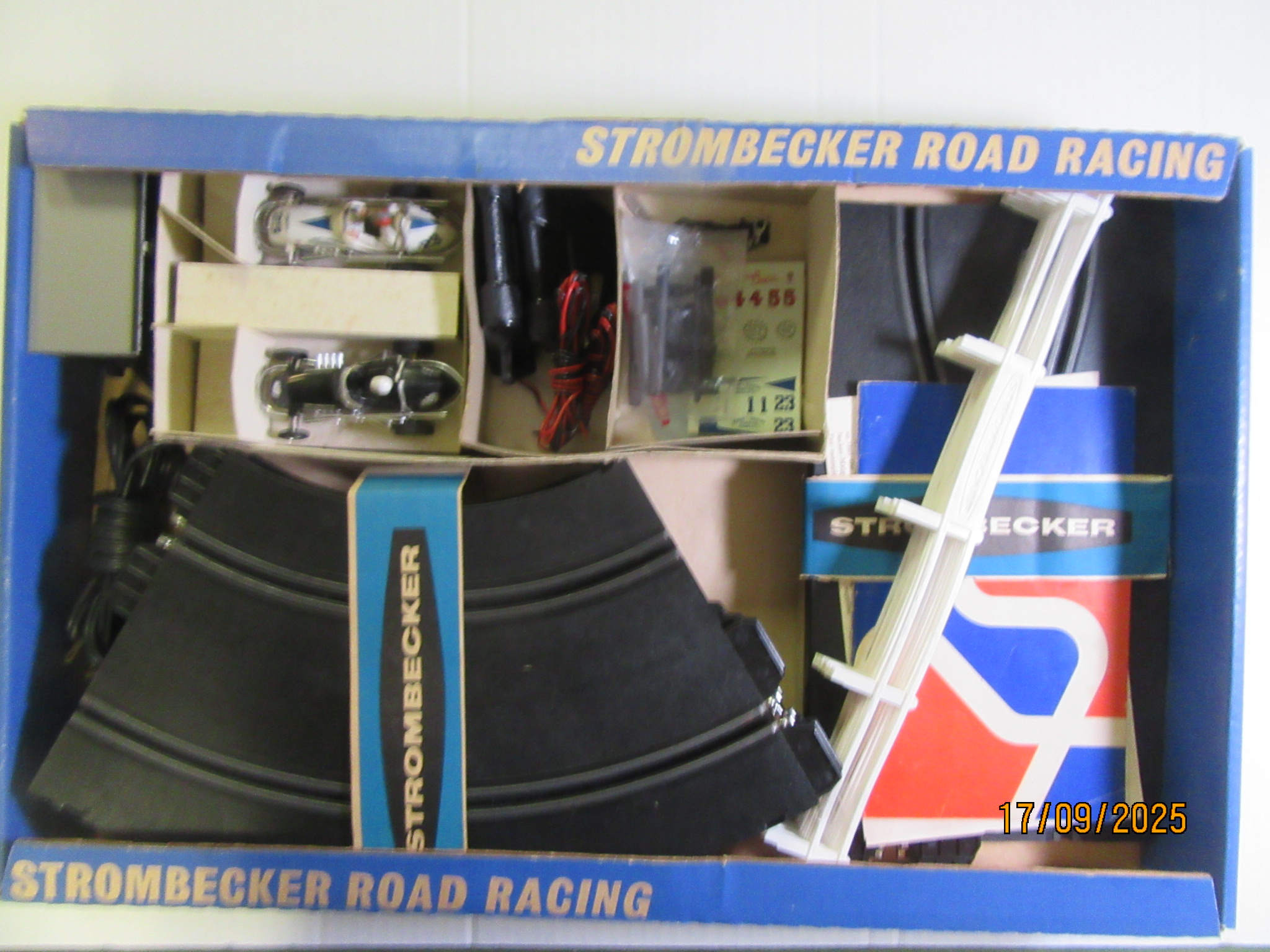 CONTENTS OF THE 1/32ND SCALE MIDGET SET. 