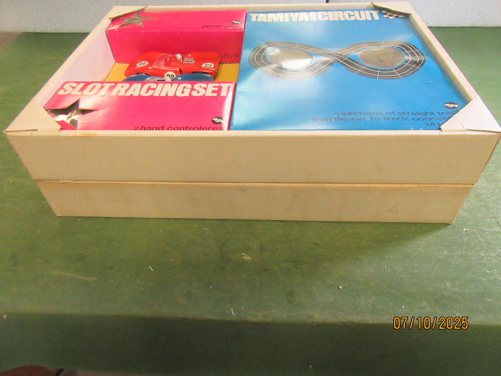 1/24TH SCALE SET SHOWING HOW THE 2 TRAYS SET ON TOP OF 1 ANOTHER. RARE