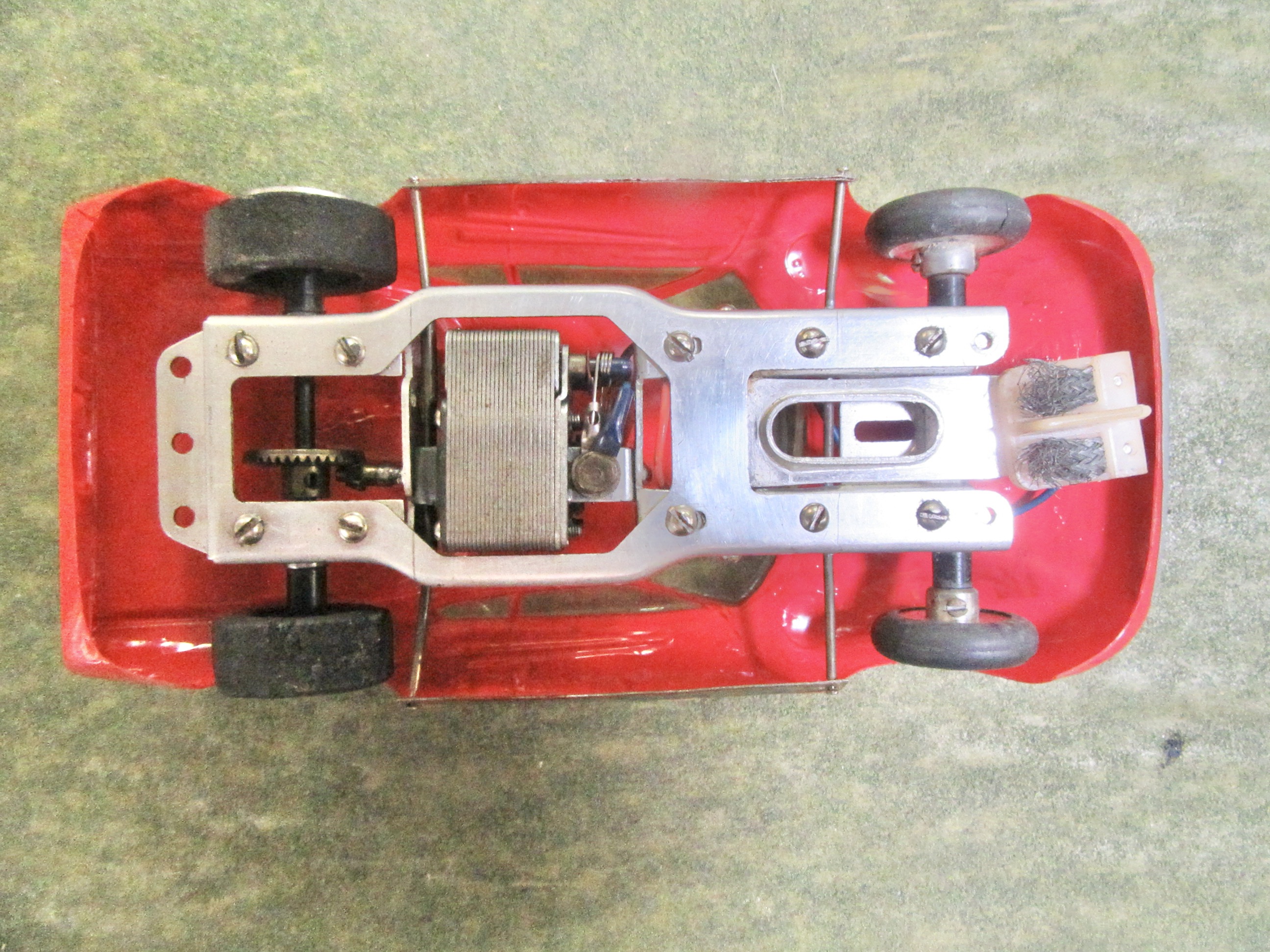 UNDERSIDE SHOWING THE GAKKEN CHASSIS.