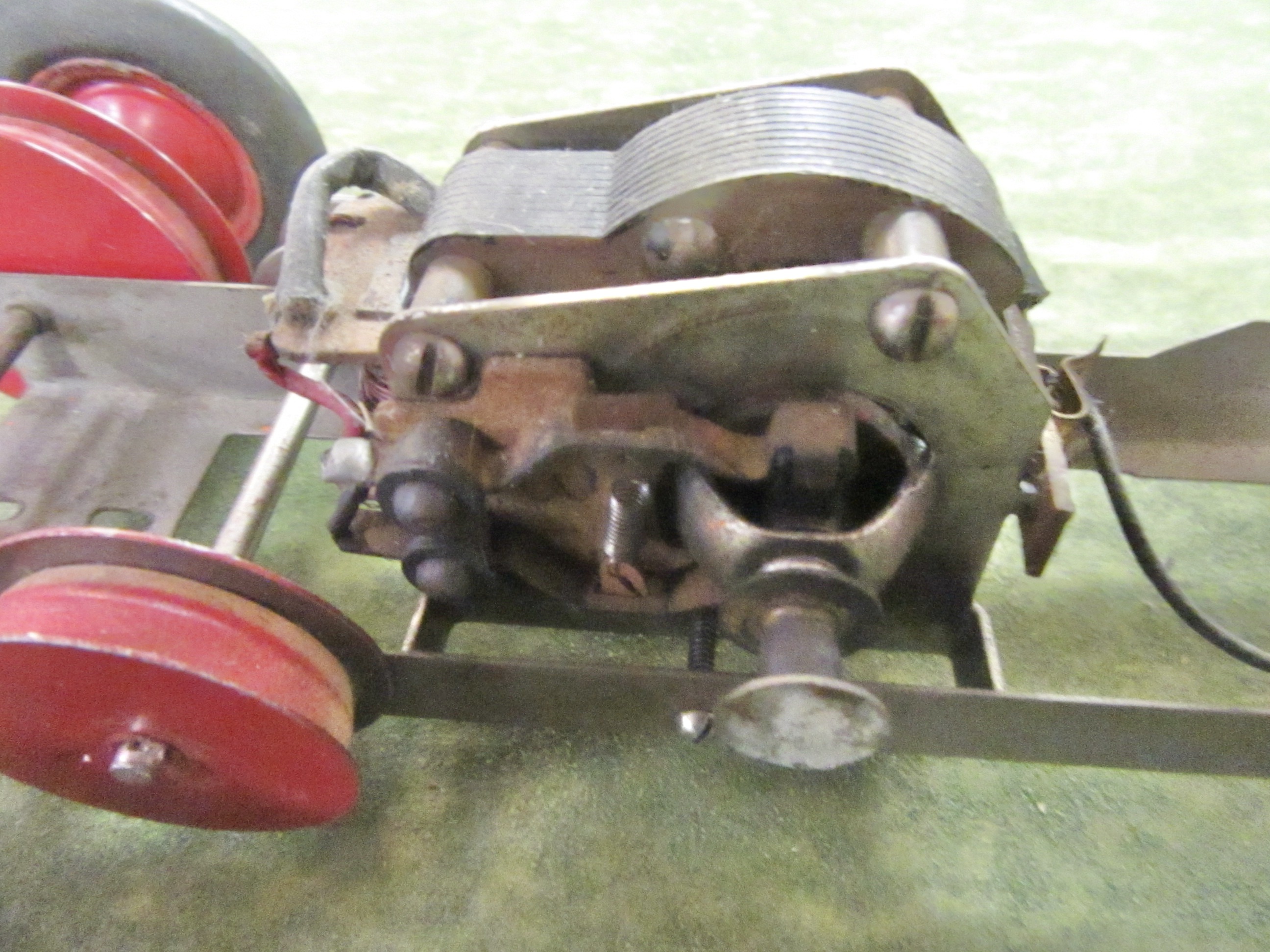 MOTOR & PULLEYS FOR BELT DRIVE.