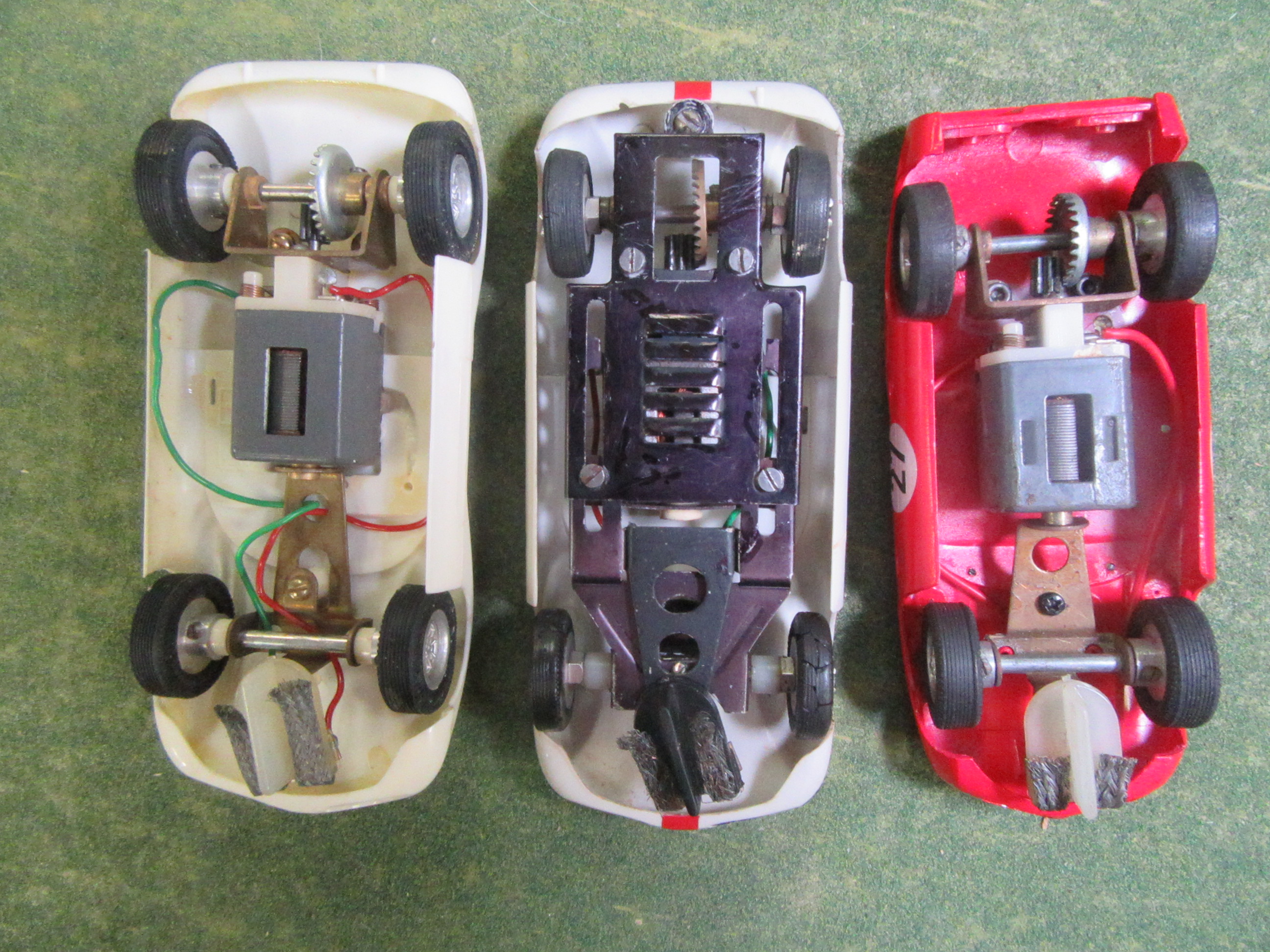 1/32ND SCALE FERRARI & 2 LOTUS 30 CARS. 1  OF THE LOTUS 40 & THE FERRARI IS A SET CAR WHILE THE OTHER LOTUS IS A KIT CAR
