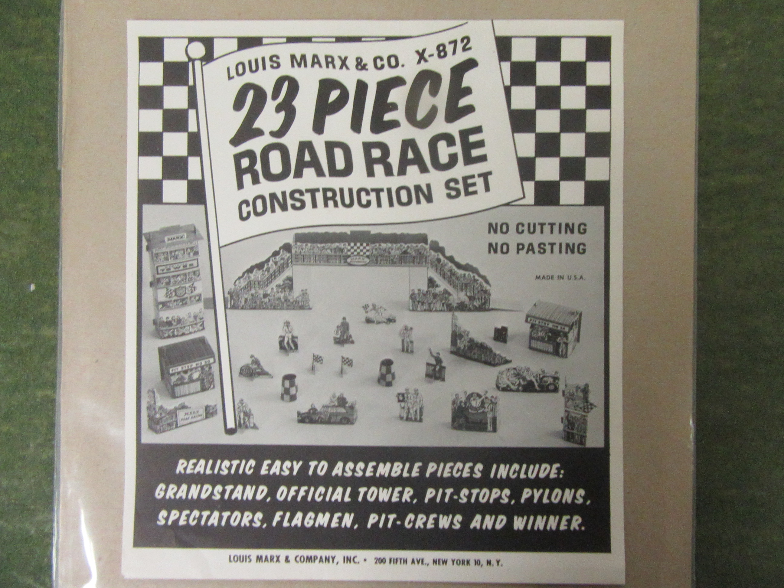 1/32ND SCALE 28 PIECE CARDBOARD ACCESSARY SET