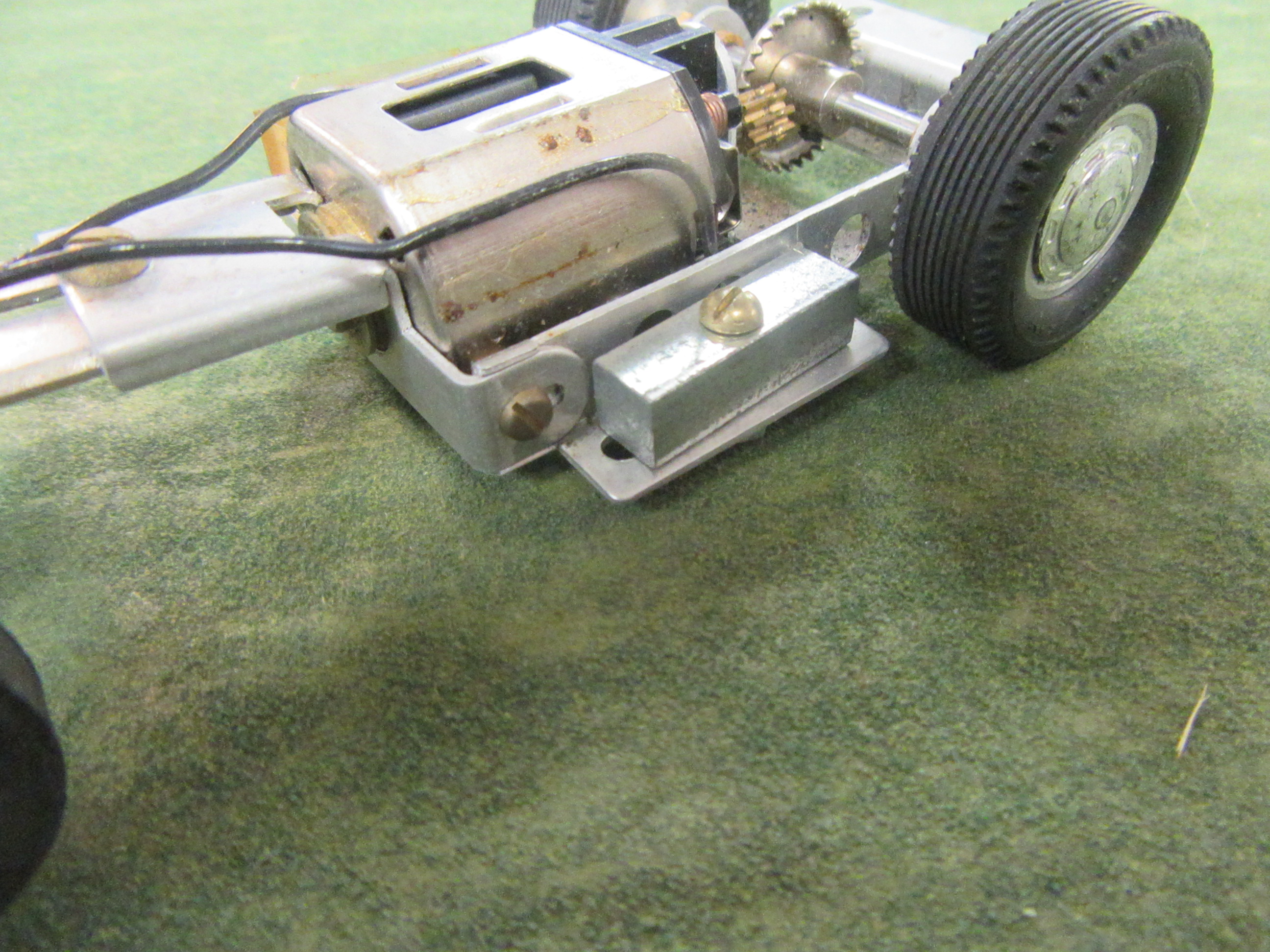PHOTO SHOWING THE ADJUSTABLE WEIGHTS,