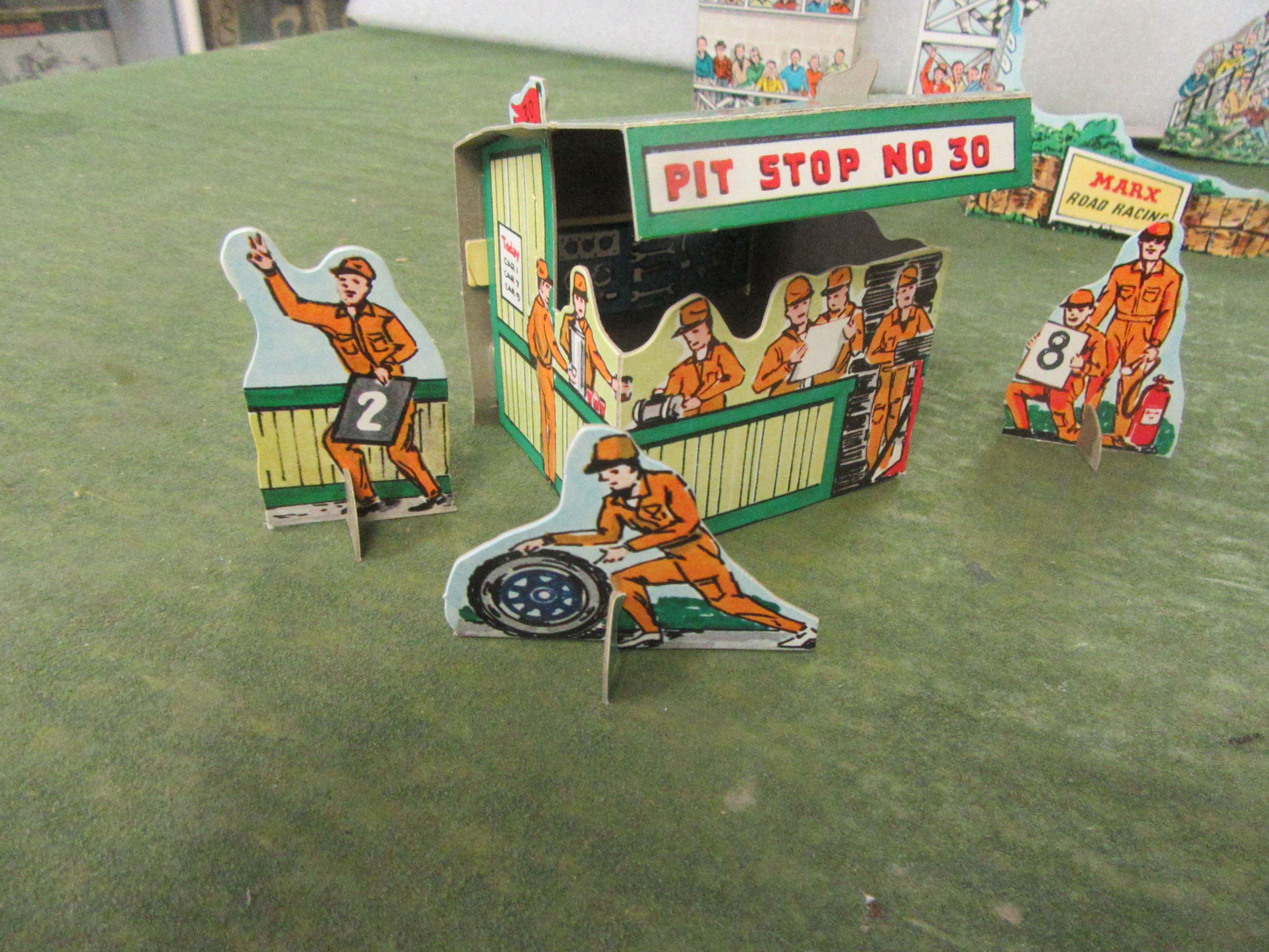 1/32ND SCALE PITSTOP & CREW.