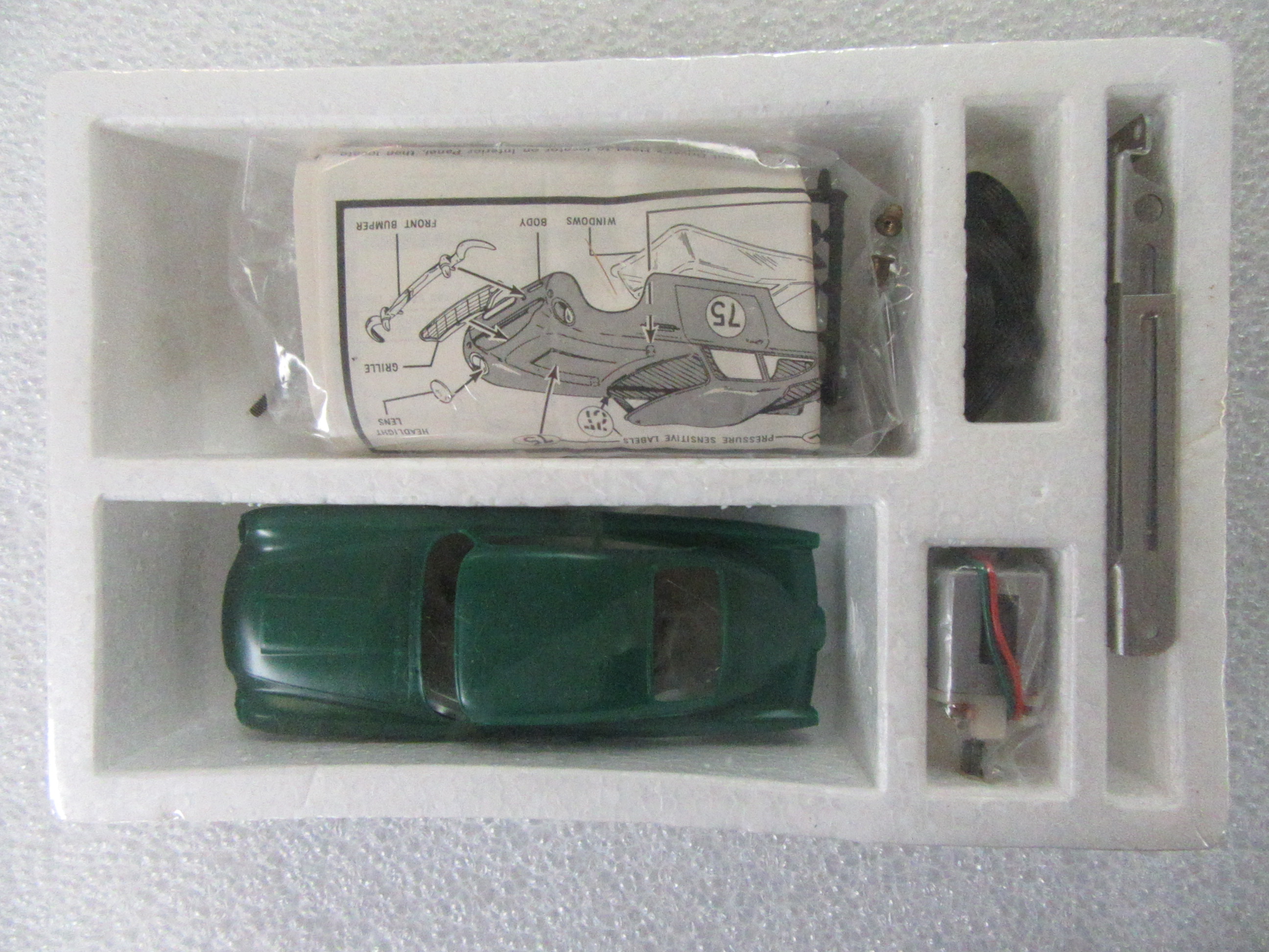 SEALED CONTENTS OF THE 1/32ND SCALE 1964 ASTON MARTIN DB5.