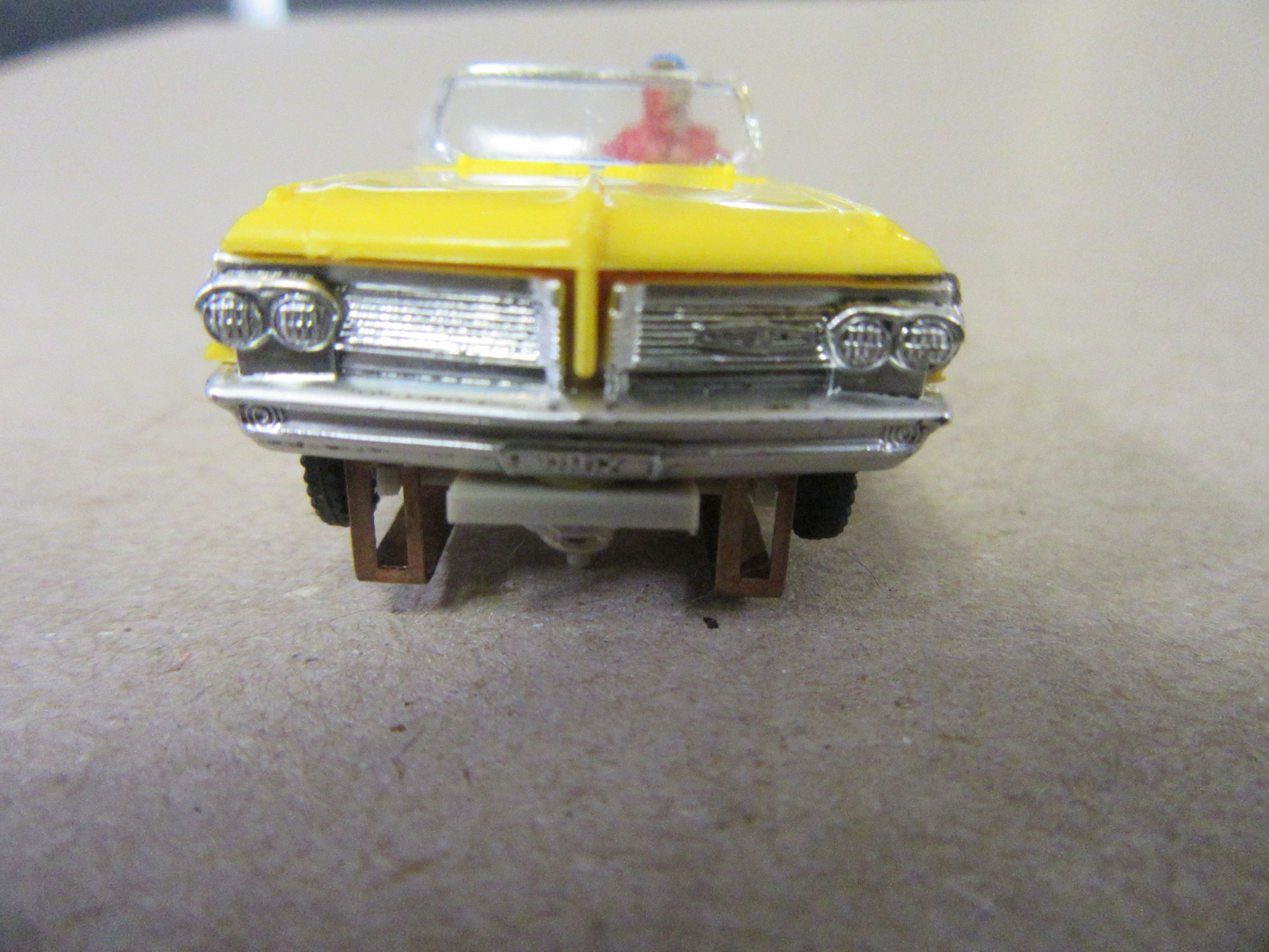 HO SCALE PONTIAC BONNEVILLE FRONT VIEW