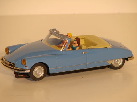 1/32ND SCALE CITROEN DS 19 WITH 2 WOMEN.#113/300.