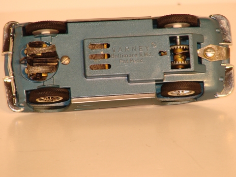 UNDERSIDE SHOWING THE LOCKING GUIDE & THE 2 DIFFERENT GEARS