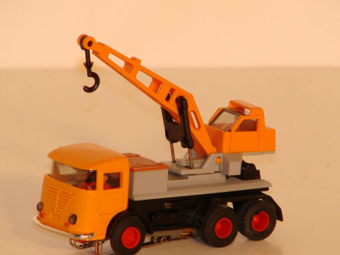 HO SCALE TRUCK WITH CRANE.