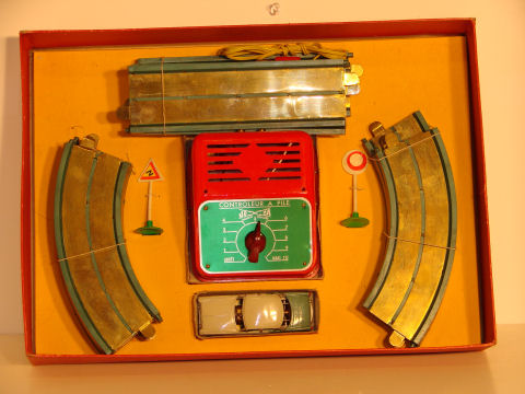 1/43RD SCALE SET FROM 1958 WITH SIMCA VERSAILLES MADE OF ZAMAC, VERY RARE.