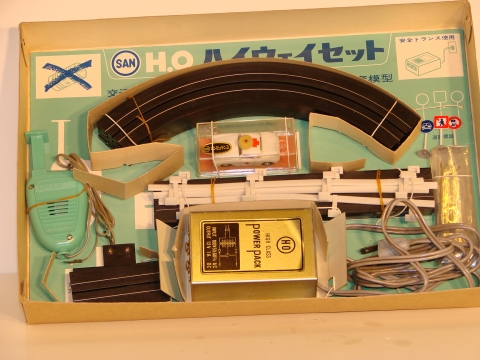 HO SCALE SINGLE LANE MGA 1600 MK2 SET. MIB,RARE