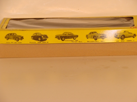 SIDE VIEW OF A BOX OF HO SCALE TRACK SHOWING SOME HO CARS OFFERED.