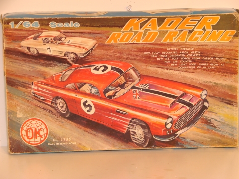 BOX TOP OF THE HO SCALE SET WITH THE CORVETTE STINGRAY & THE ASTON MARTIN