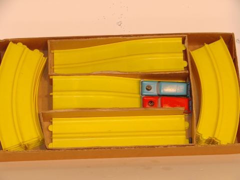 CONTENTS OF THE 1/43RD SCALE STATION WAGON WINDUP SET