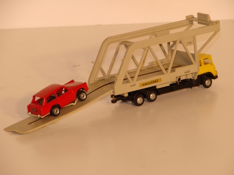 HO SCALE AUSTIN A40 DRIVING UP THE RAMP OF THE BEDFORD CAR TRANSPORTER
