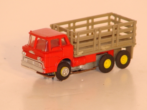 HO SCALE MACK STAKE TRUCK